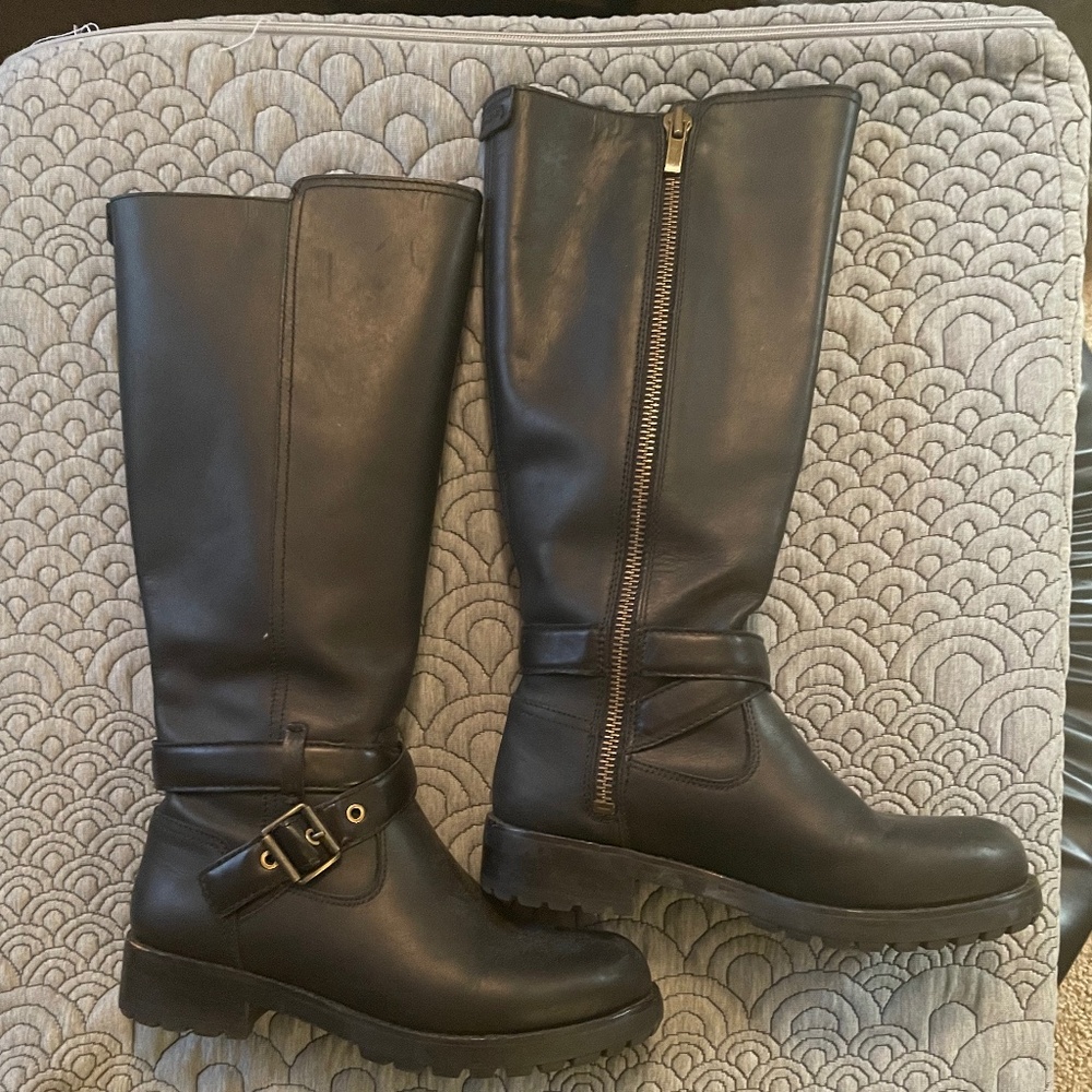 UGG boots. Black learher